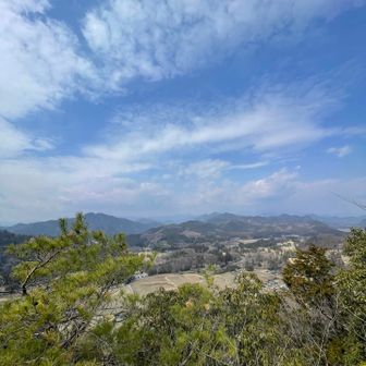 山頂から。
さてここから本日のメインテーマ猿岩へ向かいます。
簡易ハーネスを準備。