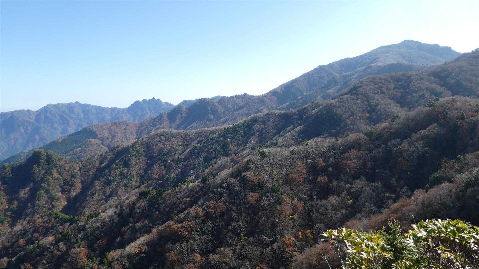 山頂から
左に前障子岩・大障子岩
右に祖母山