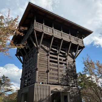 山頂に立つ立派な山頂展望所