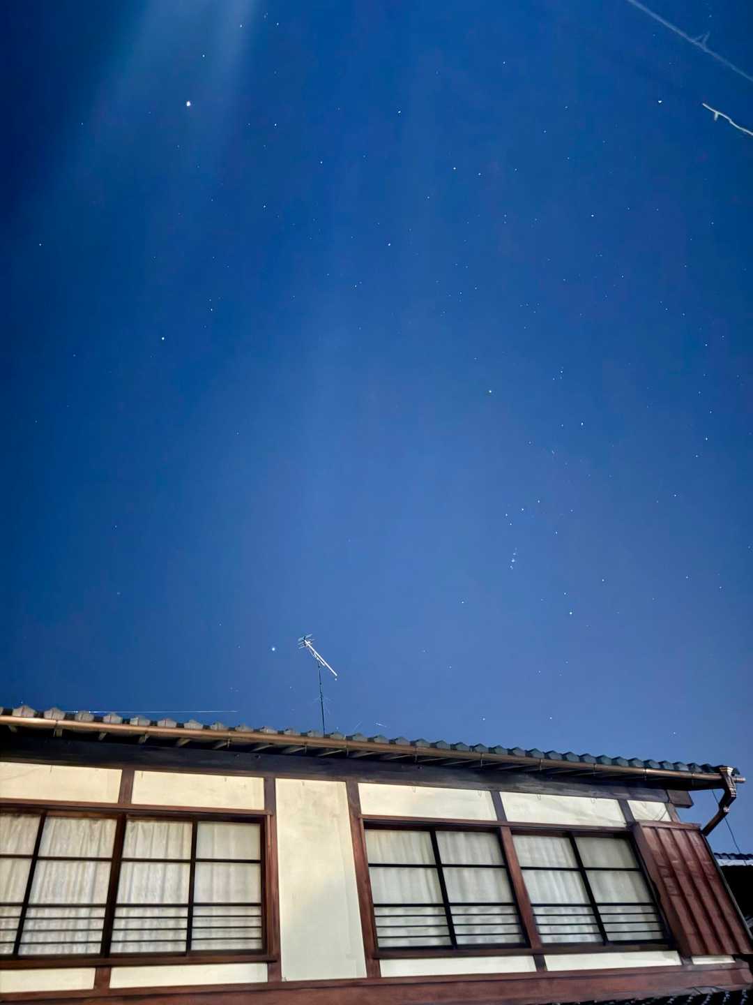 まだ空には星が。少し明るく見えてますが、まだ真っ暗です。気温は7度。たぶん。