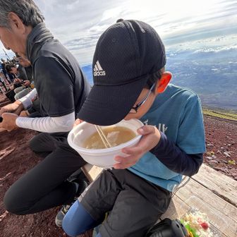 昨年、リタイヤした息子に元気を取り戻してくれた豚汁。今年も是非食べたい！と言う息子のために兄貴が購入してくれました🙇🏻
大喜びで、山小屋の弁当を横に置いて、早速食べ始めました♪