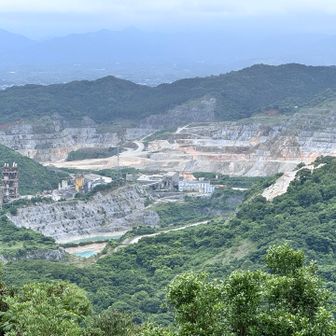 すぐ右手に見えるのが、石灰石鉱山とセメント工場。筑豊地方でよく見られる景色
