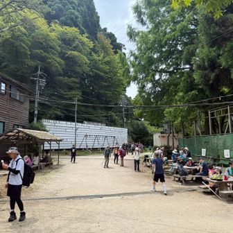 写りきらないたくさんの登山者がいました(^○^)
山頂にブランコがある違和感😹