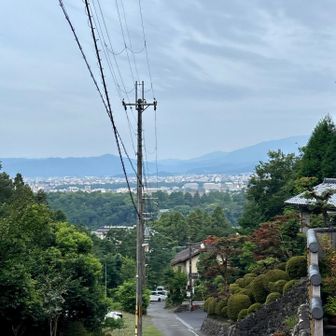 民家も並ぶ舗装道路、かなり急登で難所！見晴らし抜群♪