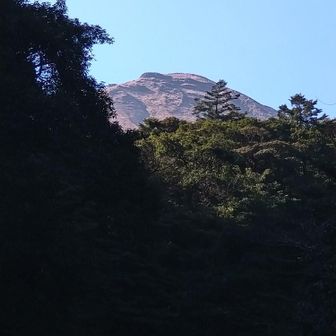 天孫降臨コースの入口にある砂防ダムから高千穂峰頂上を望む😍
