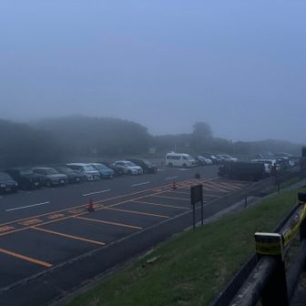 朝5時にすでに駐車場は、満車です。
