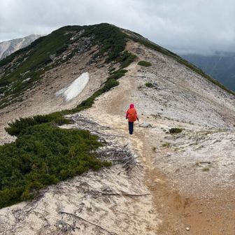 後続の女性登山者が颯爽と追い抜いていかれました
ちなみにこのお方は登山用サンダルでこの地を歩まれる強者です