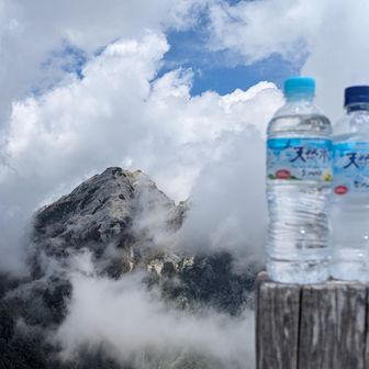 考えることは皆同じで5人中4人が天然水持参！
ただし南アルプスを手に入れられたのは1人だけ。
コンビニの冷凍コーナーにあったらしい。
残りは北アルプス😇