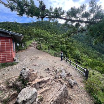 あっという間に5合目の小屋到着