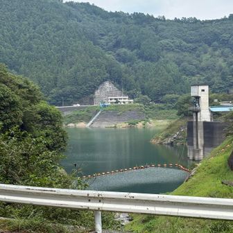 下山。ダムがきれいです