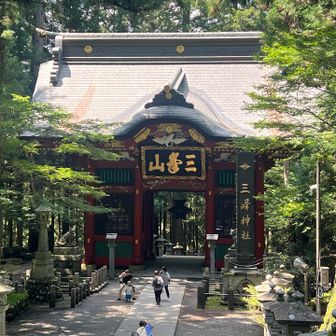 その後は眺望も無く、苔も無いつまらない道をダラダラと歩いて下山👍
無事下山の御礼参りを三峯神社で…と思い、神社に向かうも平日なのにかなりの観光客の数💦
昨日風呂にも入って無く、汗くさいであろう体で参拝の列に並ぶのも気が引けるので、随身門を写真に収めて退散😅