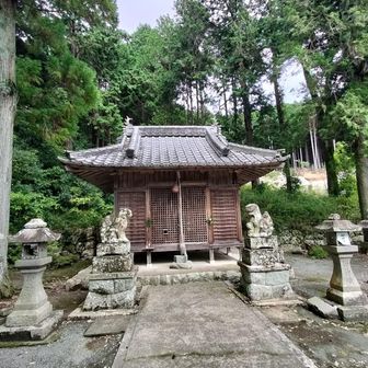 このお堂の裏側に出る。二宮神社。無事下山のお礼を言いました。