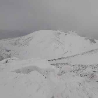 安達太良山山頂(1700m)より
船明神山(1663m)
磐梯山や飯豊連峰は見えない🌨️