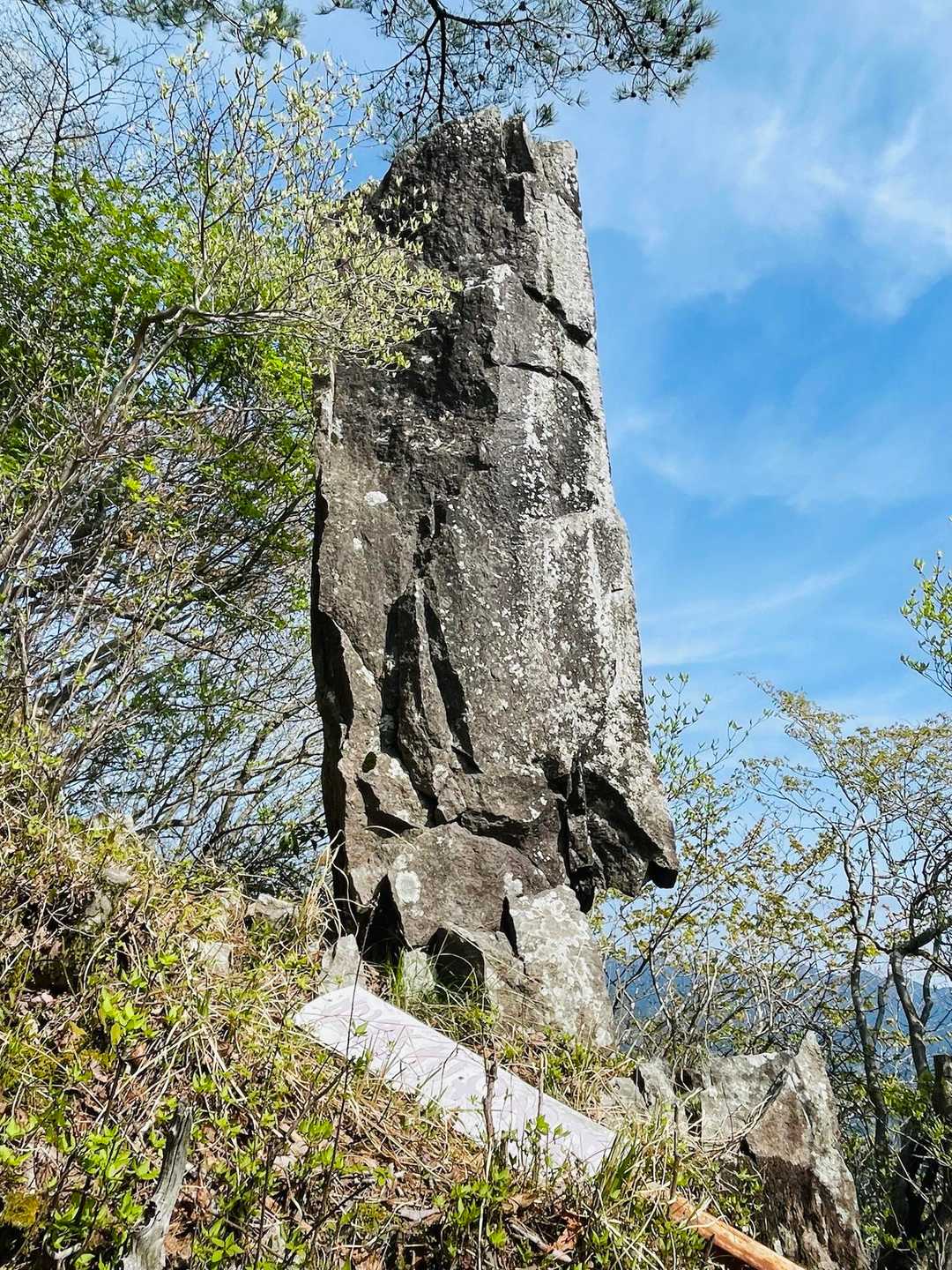 すごい形の岩👍

危ないさわるなの看板有り🪧
触って倒れたらえらいこっちゃ😱