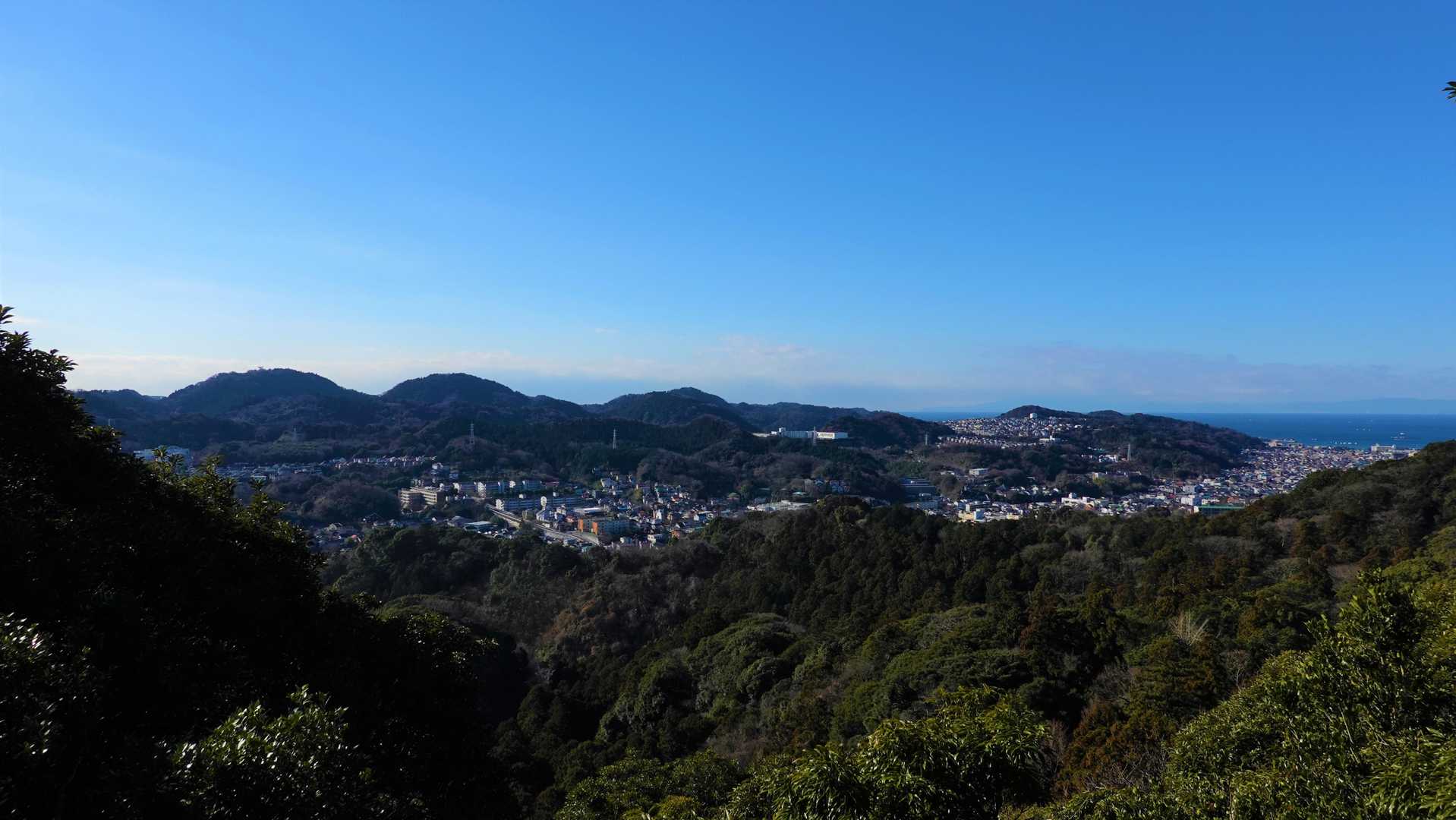 神武寺山山頂。相模湾方面の展望が開けた。