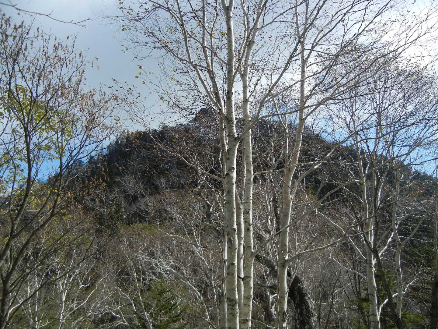 白雲山山頂部
粘り気のある溶岩が噴出して出来たみたいです。