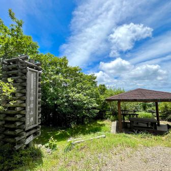 護摩壇山山頂、東屋で母は休憩。