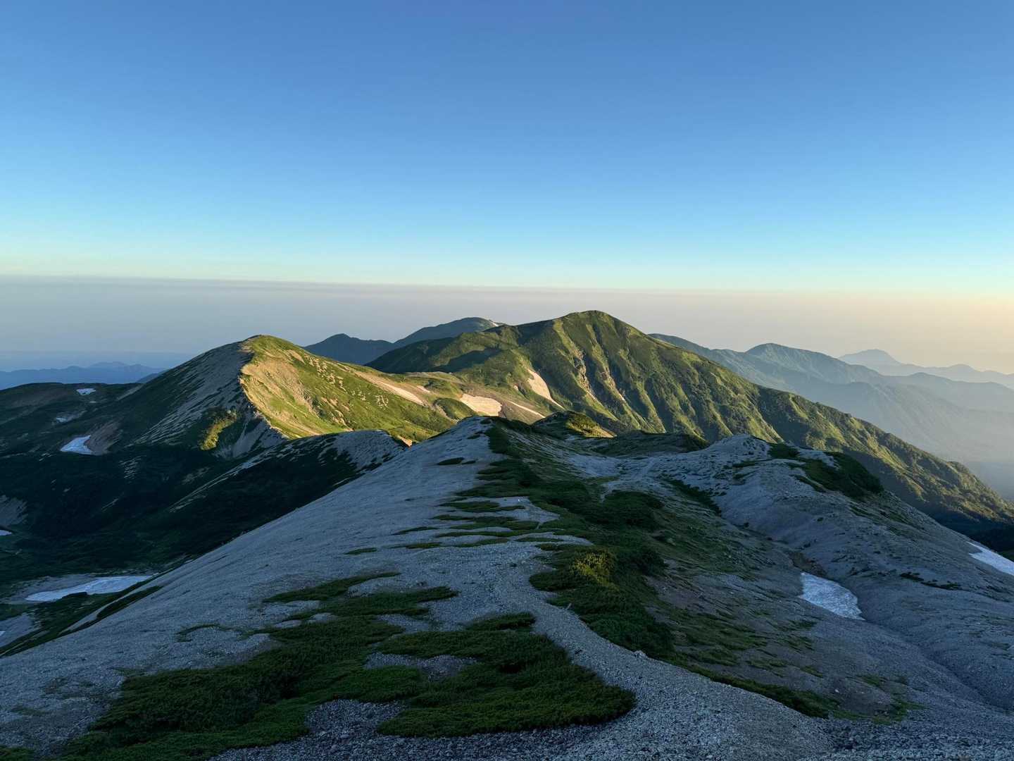 さあとりあえず雪倉岳を目指す