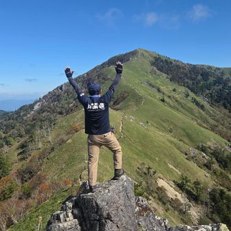 次郎笈の途中の岩場から太郎を見る。太郎さんには後で行くよ〜⛰️