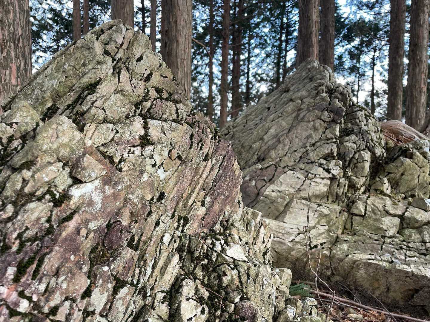 そのまま歩いていくと、太古の昔火山活動で作られた作品群の展覧会が行われていた