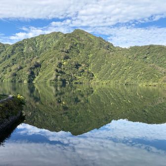 大鳥池の淵を歩いて移動します。リフレクション。
