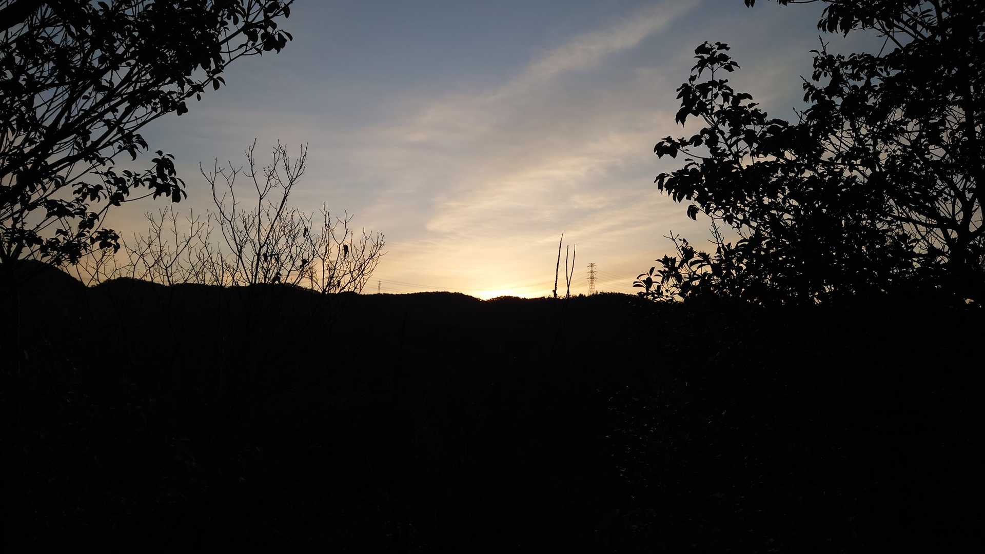 周りの山が高いので朝日まだです