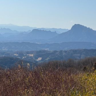 妙義がかっこいい😎
ずっと眺めていたい😍

西上州の鹿岳も見えます。
妙義の後ろには少しだけ荒船山も。