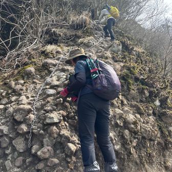 崖を登ります。