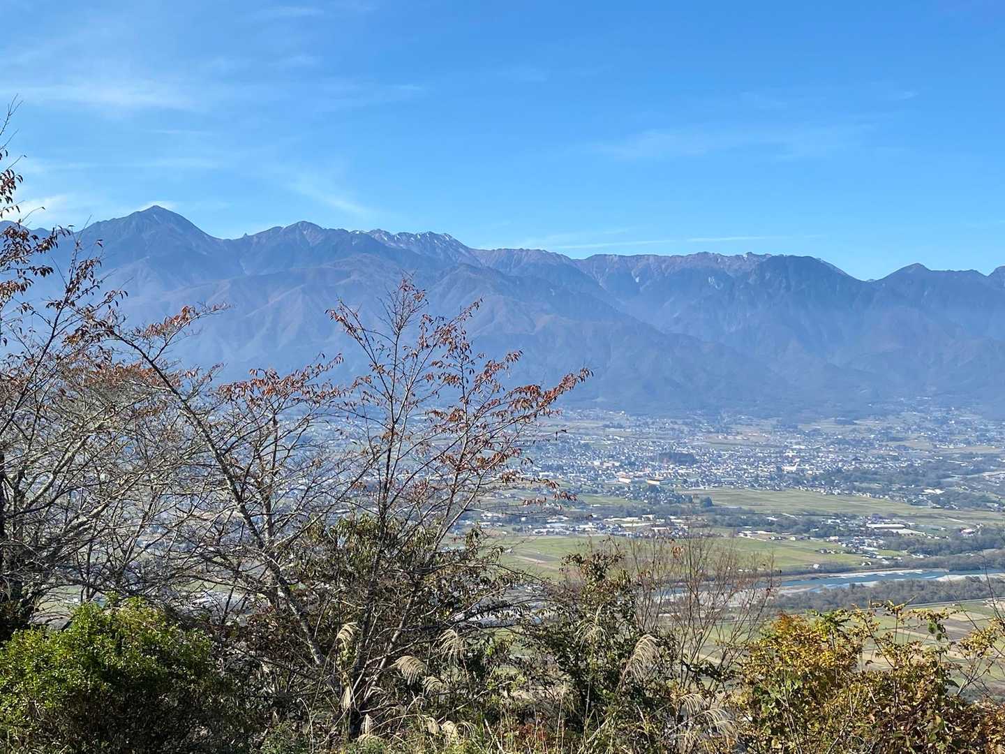 左の常念岳から燕岳　手前に有明山