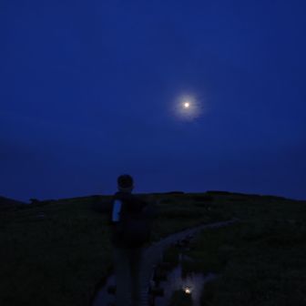 ４時出発。満月です