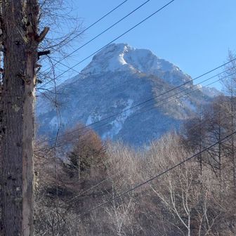赤岳？美濃戸中山？ 大迫力の山が奥にそびえています。