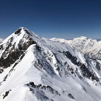 南峰の右手に剱岳。