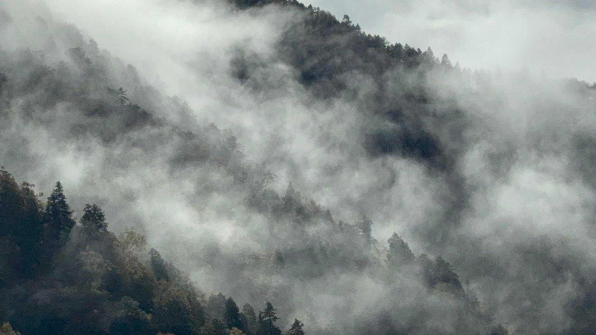 双六岳 | なだらかな山頂の彼方にそびえる槍ヶ岳の鋭峰は人気の絶景・天空の滑走路の写真