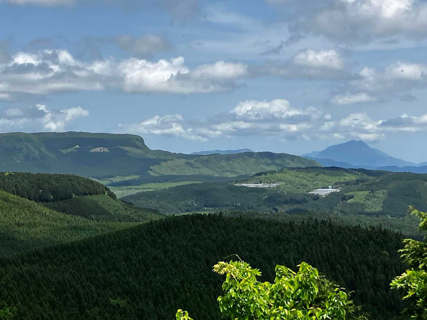 万年山と遠くに由布岳