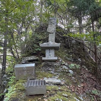 無事に辿り着けますように…🙏

刀掛の分岐も間違えポイント
横に伸びる綺麗な道があり 行きたくなりますが
笹で隠れた登山道へ急降下↘︎
