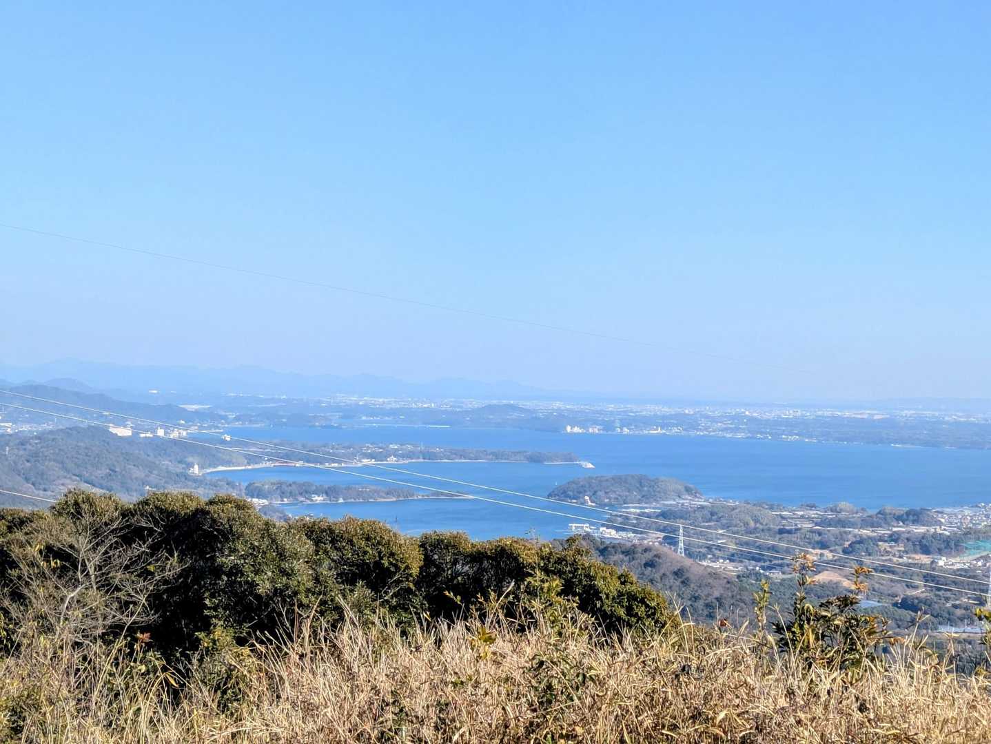 神石山のベンチから、正面は浜名湖。今日は暖かく、湿気で霞んで景色はぼんやりでしたが良い天気で心地良い🙆