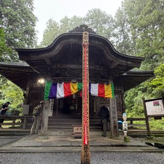 ひっそりとした本殿　参拝後、暗くて急な坂を下り、次の札所へ