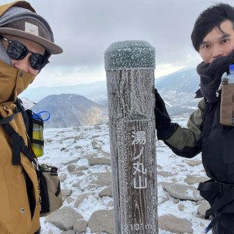 湯ノ丸山頂に到着🙌

標高は2,101m

ここは長野の群馬の県境。なので関東百名山にも選定されてます（関百：33座目）

そんなことより、爆風ーさむーーい😂