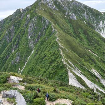 正面に今回のラスボス空木岳⛰
標高2,587mの鞍部に建つ木曽殿山荘までドーンと下って、またあれを登り返すのか