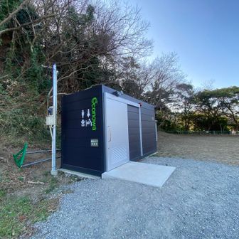 キレイです。
どうやら上下水道が無くても設置できる自己完結型トイレとの事。

https://www.ti-plus-hd.com/post/%E8%91%89%E5%B1%B1%E7%94%BA-%E6%9C%A8%E3%81%AE%E4%B8%8B%E5%85%AC%E5%9C%92%E6%A7%98