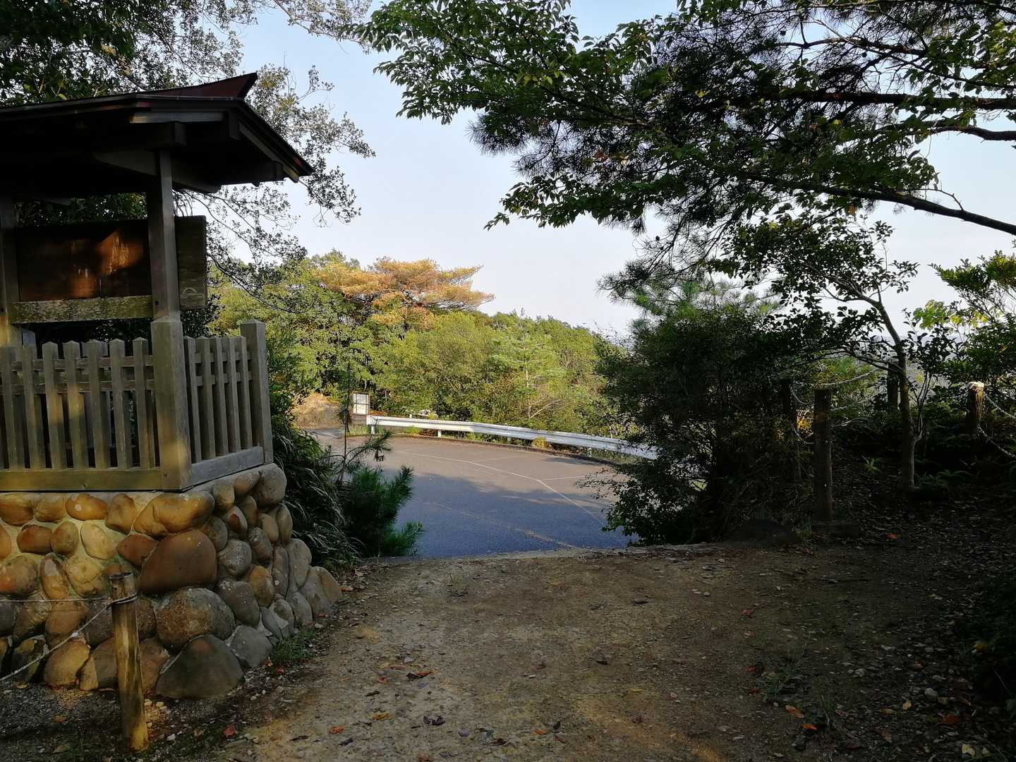 お疲れ様です。
駐車場🅿に戻ってきました。
ゆっくり小笠山🏔堪能しました😁