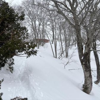 熊穴沢避難小屋🛖見えたぁ😉