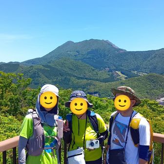 ご案内してくださった山友さんご夫妻と雲仙ブルーの記念に📷️