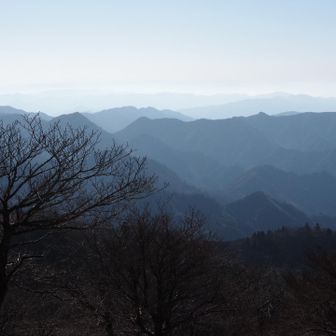 水墨画のような山の重なりに見惚れる
中央に、綿向山から続く憧れのルート✨