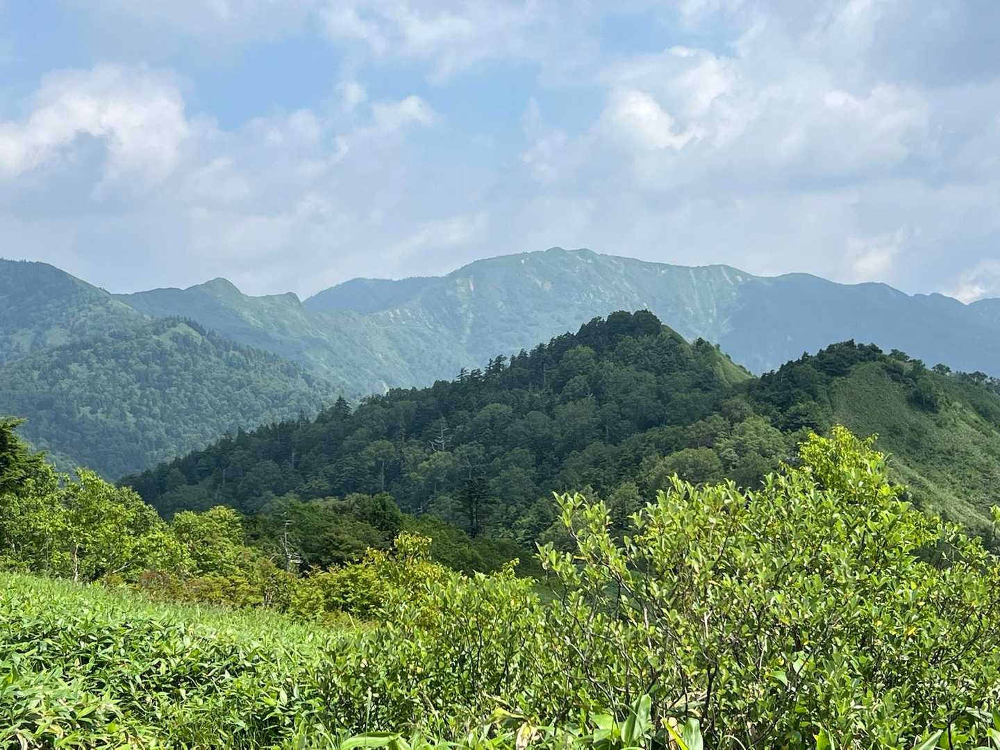 無線ロボット雨量計の小屋があったところから見た、白砂山