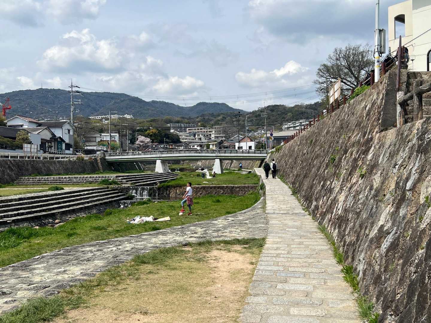 上流部にかかると桜はなくなり人通りも少なくなり…
