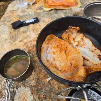 ご飯弱火でグツグツしているうちに、もう一つのバーナーで汁物作って、肉も焼く‼️