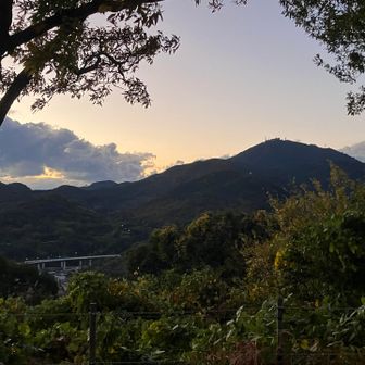 金峰山⛰️方面… 厚い雲☁️の向こう側に陽☀️が沈んでいる😄