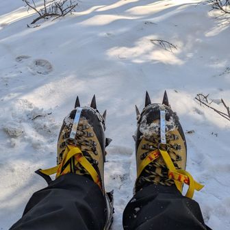 先行者のトレースが無くなり、ここでアイゼン装着
下山時を考え、いつものエアーテックはお留守番