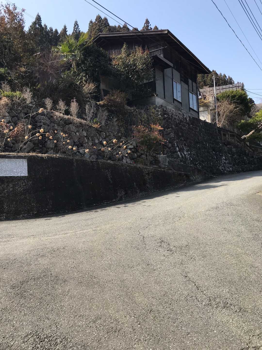 小平集落入口の「ぐんま百名山日暮山」のプレートはほとんど読めない